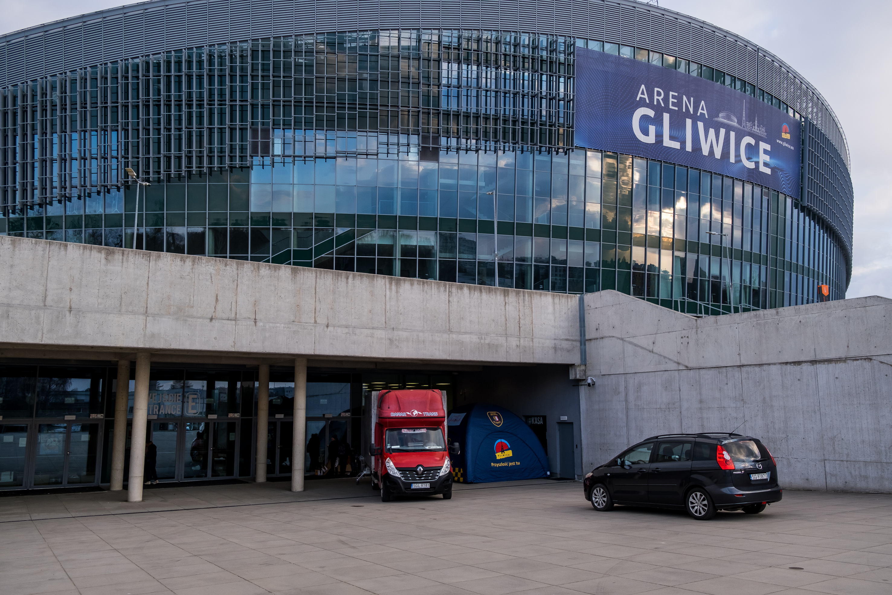 Arena Gliwice i samochód dostawczy z darami